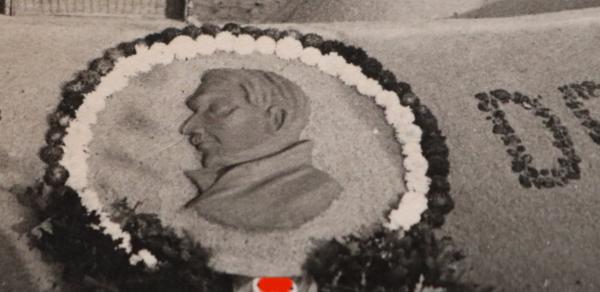 altes Foto - Sandburg mit Portrait von Adolf Hitler